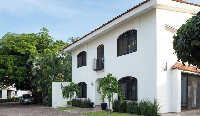 3-bedroom house in serene Colima with cool AC in the bedrooms.