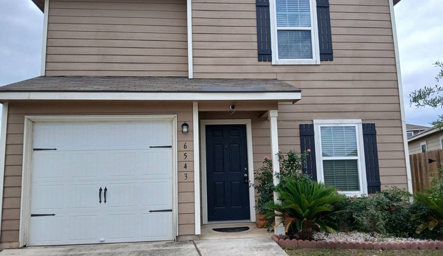 3-bedroom house in delightful San Antonio with cool AC