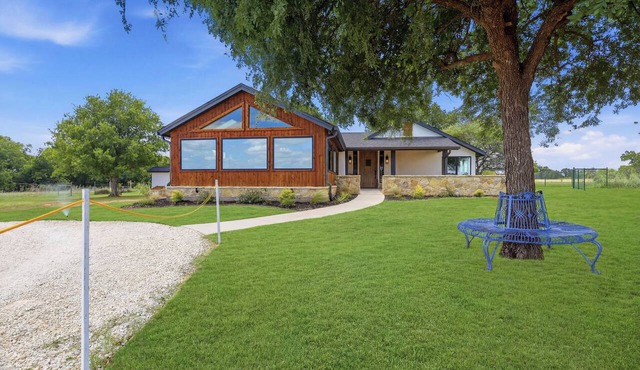 3-bedroom+office luxury home on the edge of GlenRose, TX. Private. Pickleball.