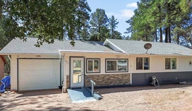 3-bedroom residence located in heart of Payson, suited for families with a dog