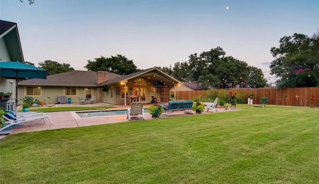 3-bedroom spacious, private house with pool, game room, fitness room, sleeps 8+