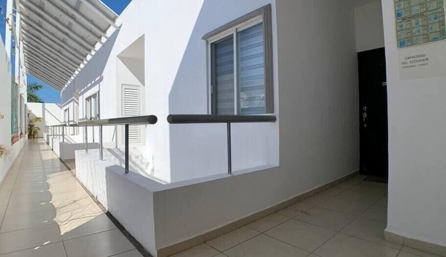 3 blocks to the beach! 2 bedroom aptmt Versalles!