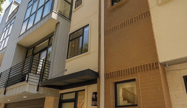 3-BR Luxury Turtle Creek townhome