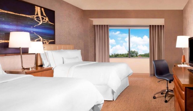 3 Chic Rooms with Onsite Pool & Gym Access. Close to Dallas Park Central