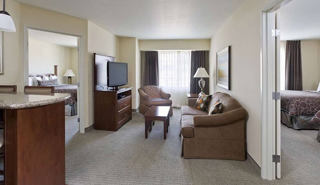 3 Spacious Suites w/Kitchen and FREE Breakfast! Minutes to Parmenter Gazebo!