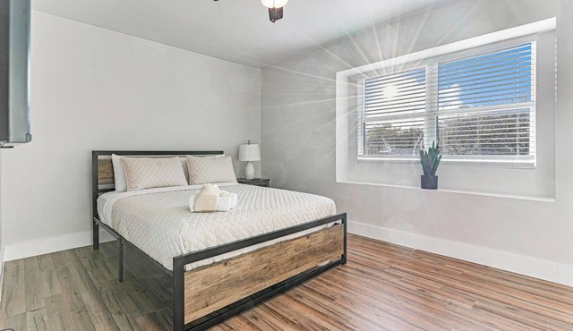 3Bed/2Bath with Modern Comforts. NRG STADIUM & MEDICAL CENTER 8 Miles Away.