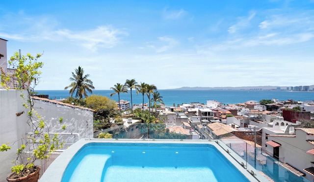 3BR Private Retreat with Rooftop Pool, Steps to Malecon & Zona Romantica