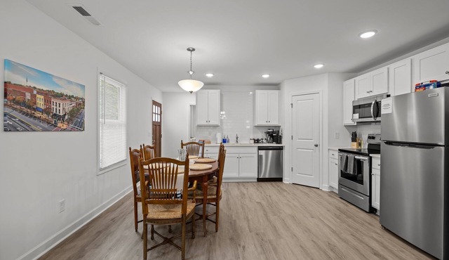 3BR Walkable Downtown Retreat ~ King Bed + Porch in Salisbury