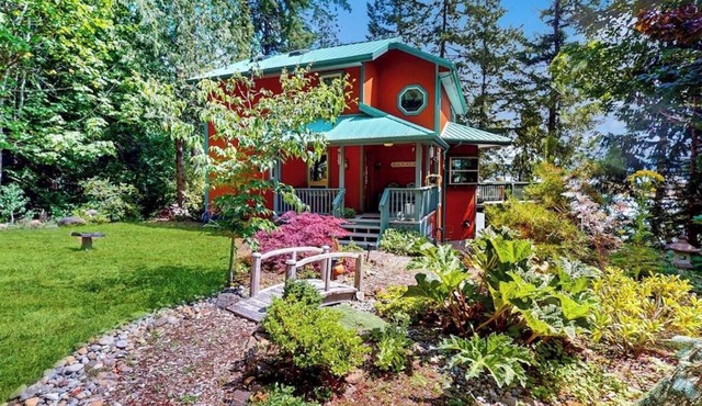 3BR waterview with spacious decks and gas grill in Brinnon
