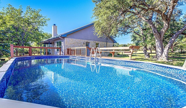 4 BDRM Hill Country Home with Pool Near Wineries!