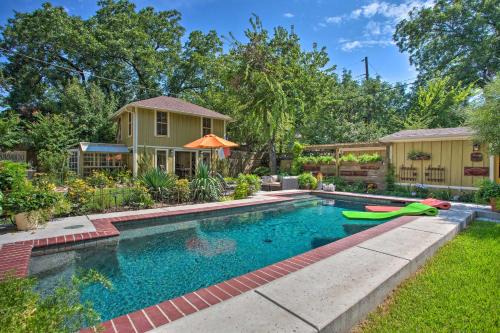 4 Mi to Dtwn! Fort Worth Cottage w/Shared Pool