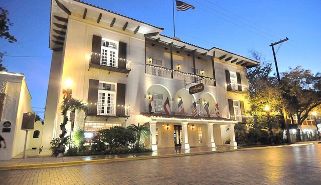 4 Relaxing King Suite with 2 Outdoor Pools, Hot Tub & Bar Near Rio Grande Walks