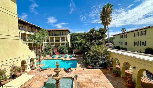 4 Units | Pet-Friendly Riverside Double Suite with Pool, Hot Tub, Grill & Bar