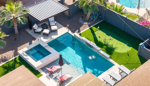 5 mins from Old Town! PuttPutt, Outdoor TVs & BBQ Bar, Pool & Spa!