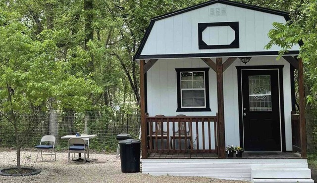 5 star Luxury tiny house, peaceful, POOL with covered deck! kayaks, 1 gig WiFi!