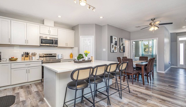 5BR/5BA Arlington Getaway w/Private Hot Tub Close to UTA & AT&T