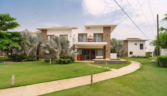 7 guests | 2 Br | private jacuzzi | shared pool