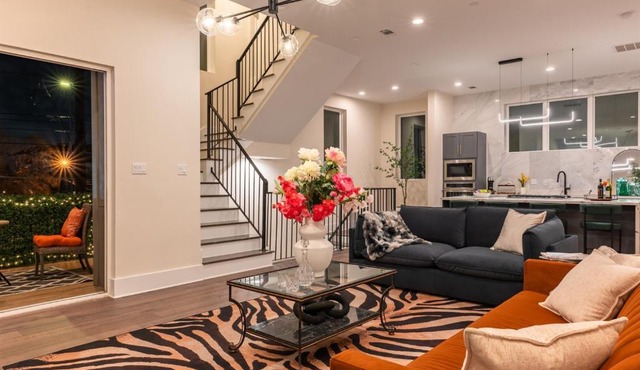 8BR Twin Bldg w Rooftops Near Dtown Pet-Friendly
