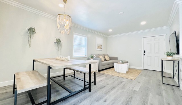 923-Sandbox- Beach Cottage With Parking!