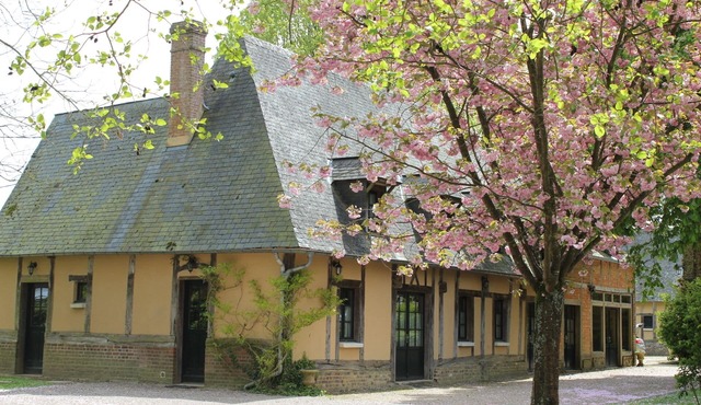 A comfortable country house in an English park in Fleury-la-Forêt