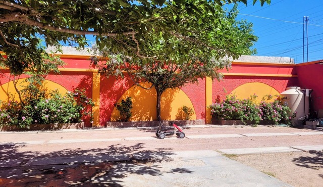 Acogedor estudio en Cd. Juárez con WiFi, AC y estacionamiento cerrado.