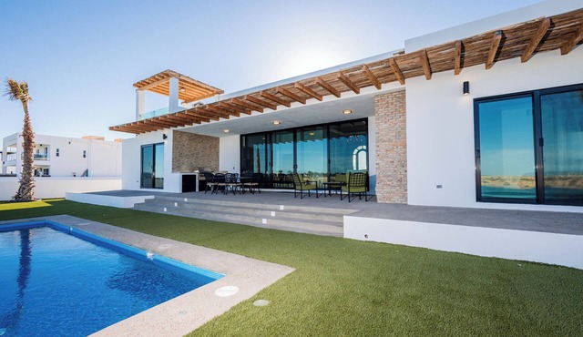 Adora House (4 Bed 4 Bath By FMI Rentals)