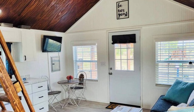 Adorable tiny house (with loft!) near Potosi Live