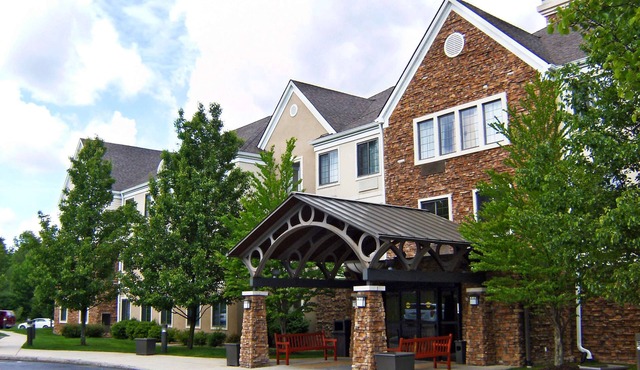 Adventure Awaits! Private Kitchens, FREE Parking, Pets Allowed, BBQ Facility!