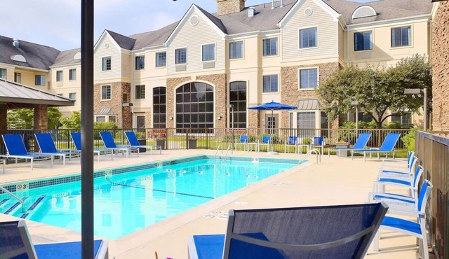 Affordable Accommodation w/Full Kitchen! Close to Houston Zoo! Parking Included