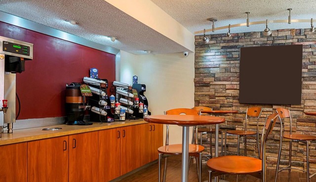 Affordable Family-Friendly Room Near Airport & Historic Main Street | 3 Units