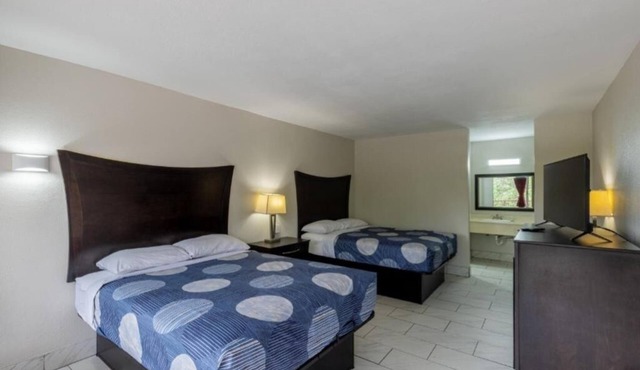 Affordable Room Near US 181 in Beeville w/Breakfast Available