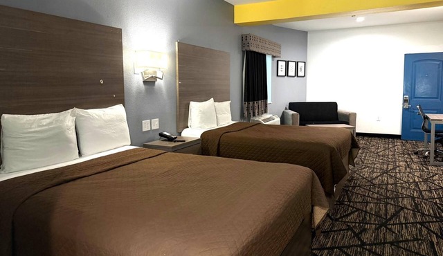 Affordable Room w/2 Queen Beds | 8.8 miles to IAH Airport | Free Parking