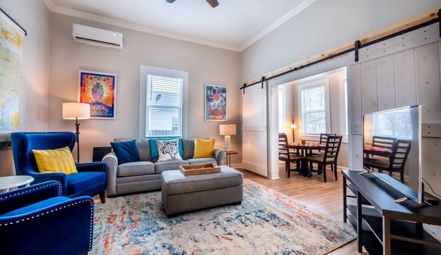 Alamodome 5-Min Walk, Charming Oasis, Gated Parking, Fenced Yard