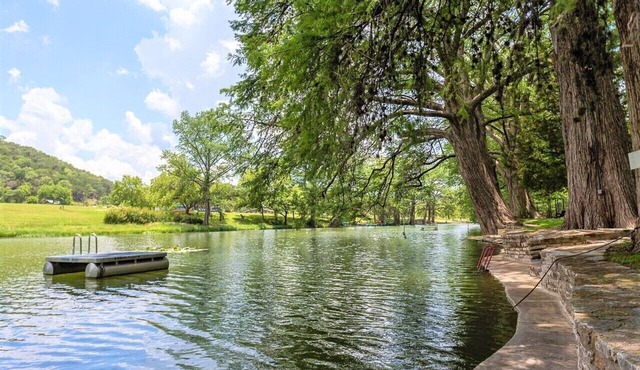 Amazing Private Riverfront! Rope swing, floating and concrete Dock! Sleeps 10!