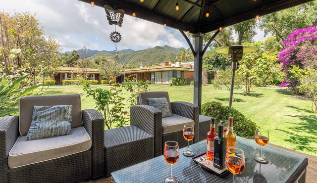 ANANA Casa SK | Lakeside Villa with Garden, Games & Lake Views