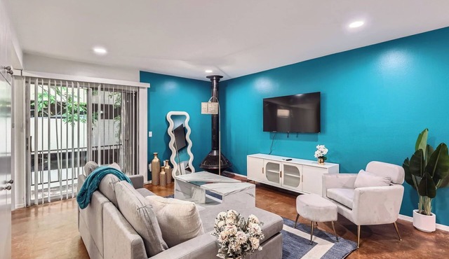 Artsy King Suite Getaway | Sleeps 4 | Pool, Prkg