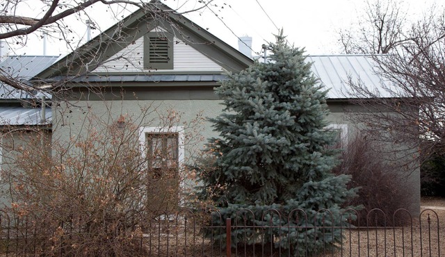 Austinite Marfa: Beautiful Minimalist Adobe, Walk to Downtown