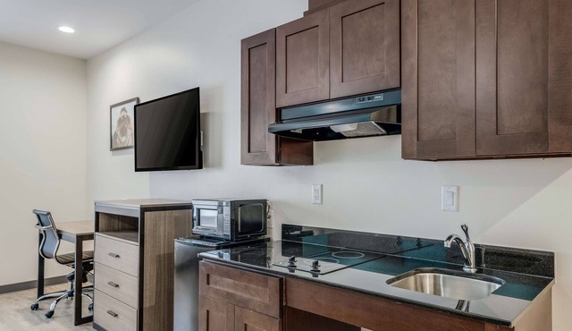 Awesome Find! Near Typhoon Texas Waterpark, FREE Parking, FREE Breakfast!