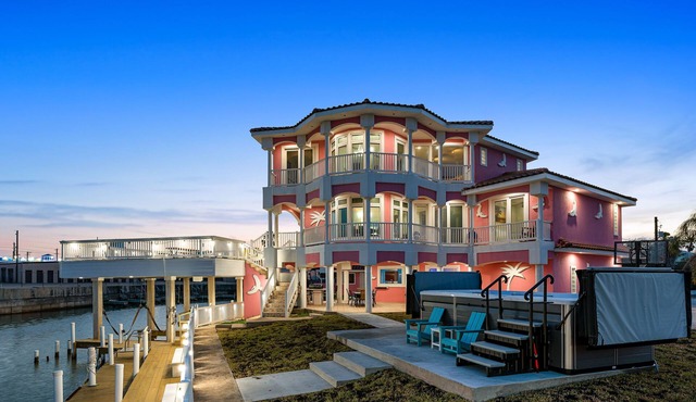 Bayfront home with dock, private elevator, central AC & grill -snowbird-friendly