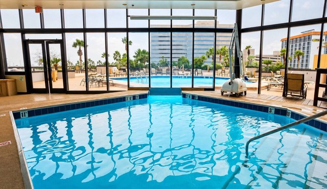 Bayside Downtown Retreat with Pet-Friendly Courtyard | Onsite Pools