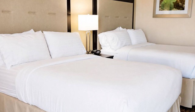 Bayside Downtown Retreat with Pet-Friendly Courtyard | Onsite Pools