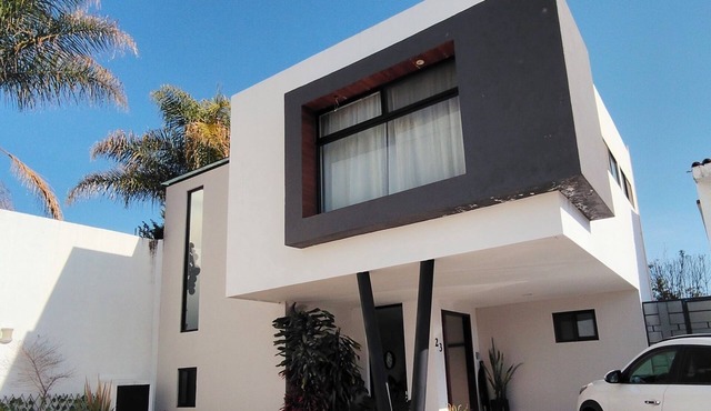 Beautiful and cozy house, garage, easy access to fast roads.