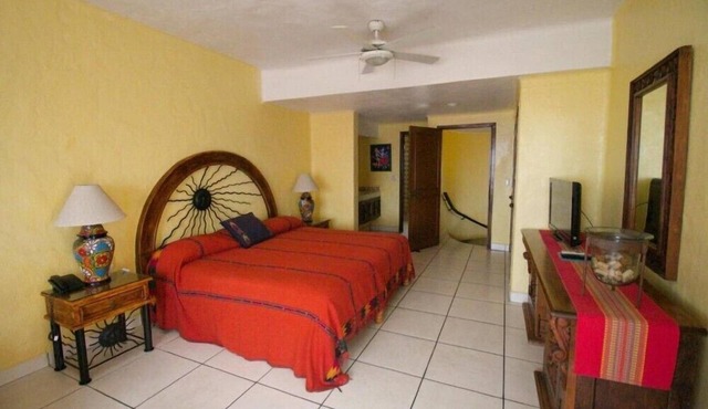 Beach-front Los Tules 2BR Condo with Outdoor Swimming Pool