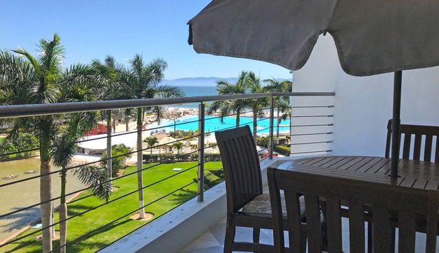 Beach-front spectacular view, sandy beach & beautiful oversize pools