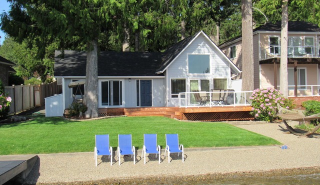 Beachfront cottage on picturesque Mason Lake in Grape view Washington
