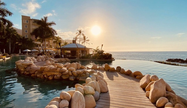 Beachfront Dream Retreat With Pool, Tennis & gym Access - Washer/dryer, AC