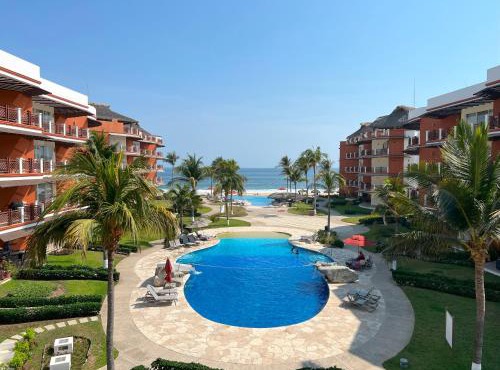 Beachfront in a peaceful Resort 8mi from Puerto Escondido