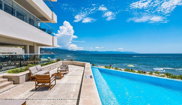 Beachfront, Private Pool, Theatre Room, Views!