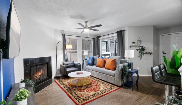 Beautiful 2BD/1BA in University Hills zrhf