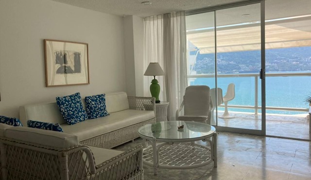Beautiful apartment on the beach overlooking the beautiful Acapulco Bay.